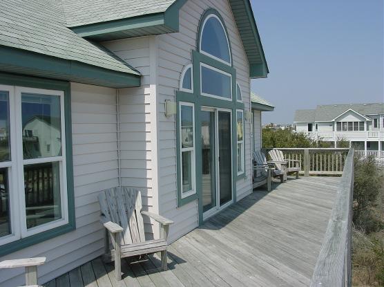 Plenty of sunshine on the top deck..and furniture to lounge in